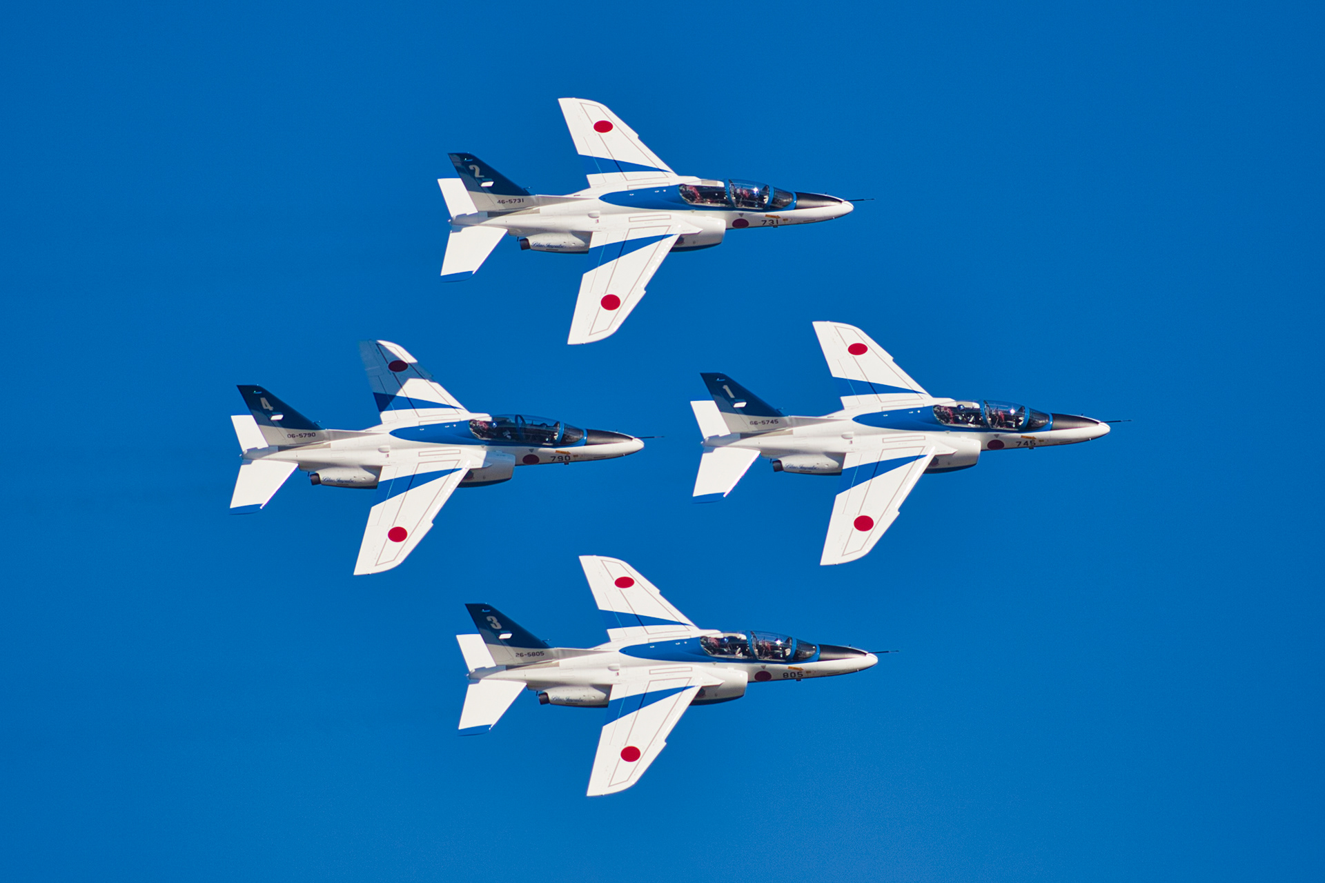 ブルーインパルスによるファン・ブレイク。 (2017.11.03 入間基地航空祭にて撮影) body: Canon EOS 5D MarkII lens: Canon EF300mm f/2.8L USM data: ISO 200 , f/2.8 , 1/8000sec