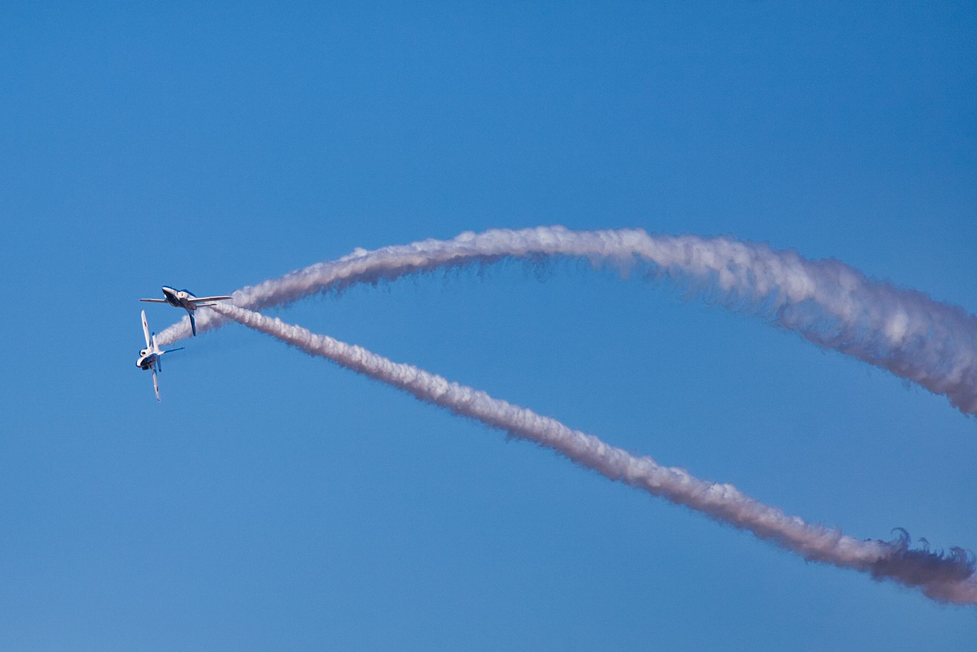 ブルーインパルスによるコークスクリュー②。 (2017.11.03 入間基地航空祭にて撮影) body: Canon EOS 5D MarkII lens: Canon EF300mm f/2.8L USM data: ISO 200 , f/3.2 , 1/8000sec