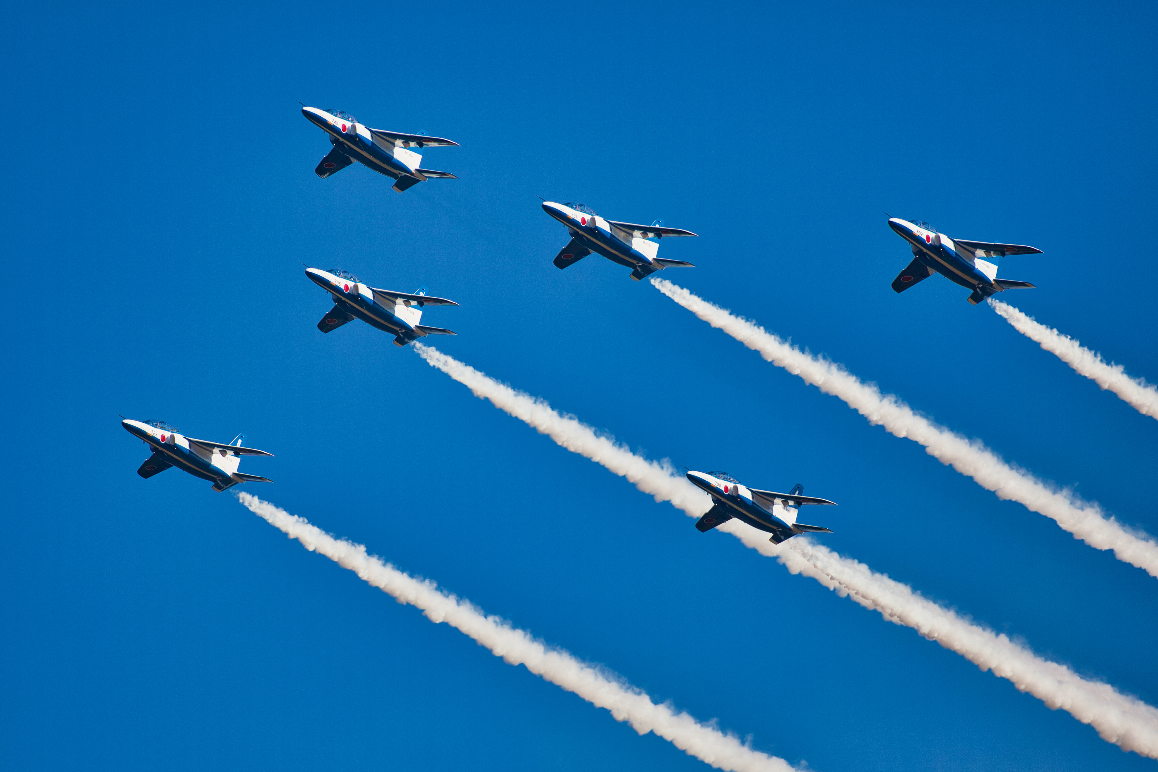 ブルーインパルスによるフェニック隊形。 (2017.11.03 入間基地航空祭にて撮影) body: Canon EOS 5D MarkII lens: Canon EF300mm f/2.8L USM data: ISO 200 , f/2.8 , 1/6410sec