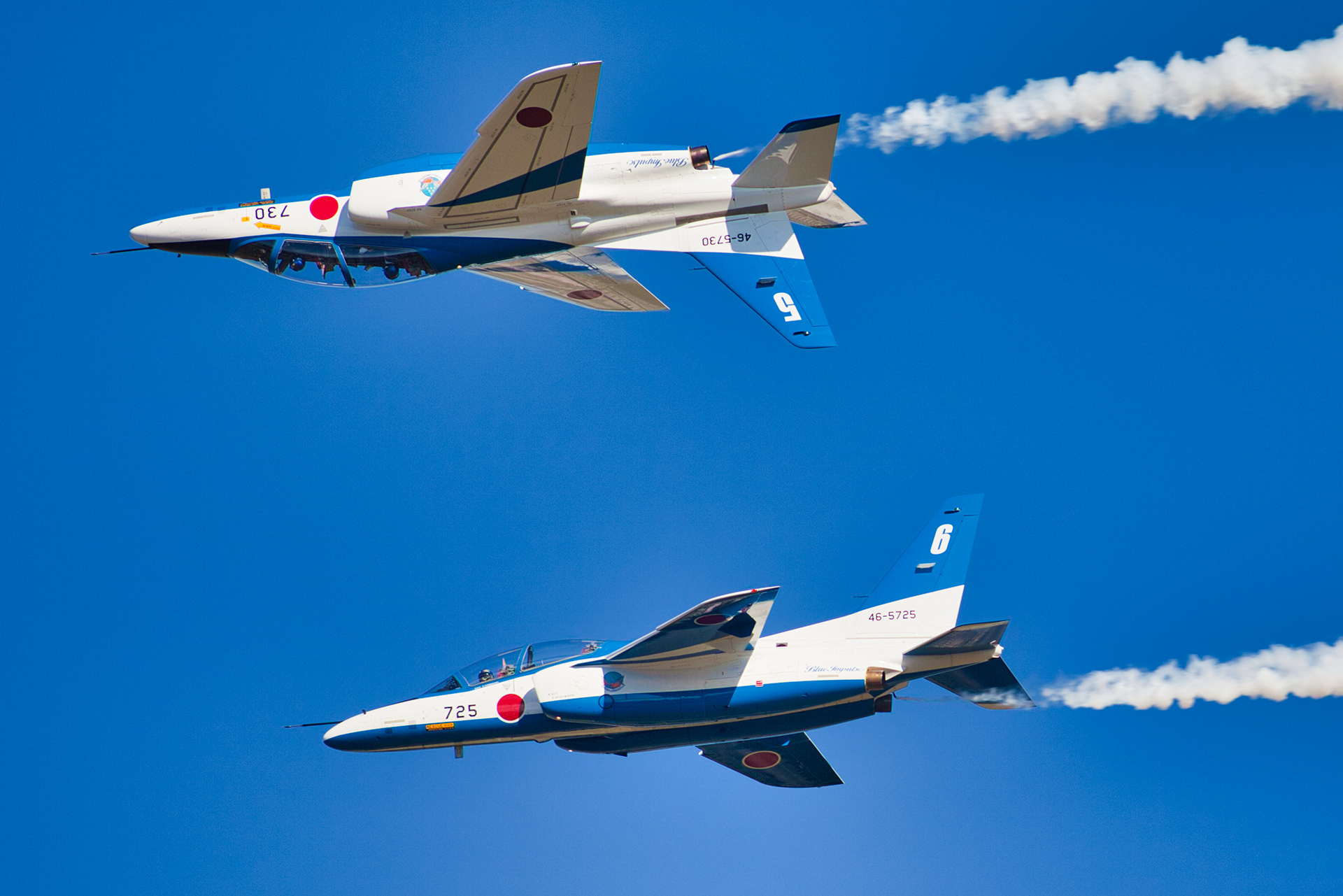 ブルーインパルスによるカリプソ③。 （2016.11.03 入間基地航空祭にて撮影）  * カリプソ： 5番機が180度ロールして 6番機と背中合わせに飛行する  body: Canon EOS 5D MarkII lens: Canon EF300mm f/2.8L USM data: ISO 200 , f/4 , 1/3200sec