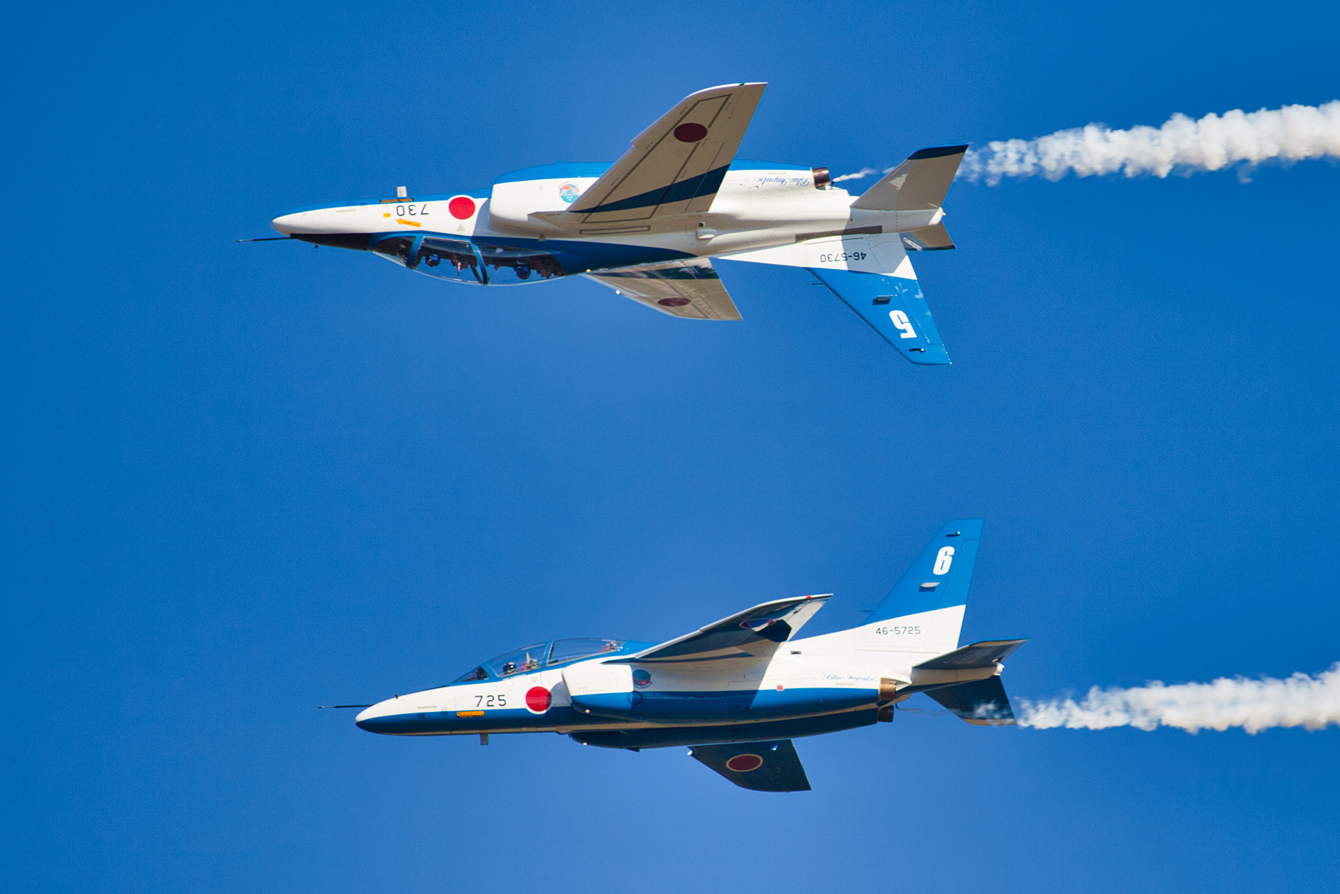 ブルーインパルスによるカリプソ②。 （2016.11.03 入間基地航空祭にて撮影）  * カリプソ： 5番機が180度ロールして 6番機と背中合わせに飛行する  body: Canon EOS 5D MarkII lens: Canon EF300mm f/2.8L USM data: ISO 200 , f/4 , 1/3200sec