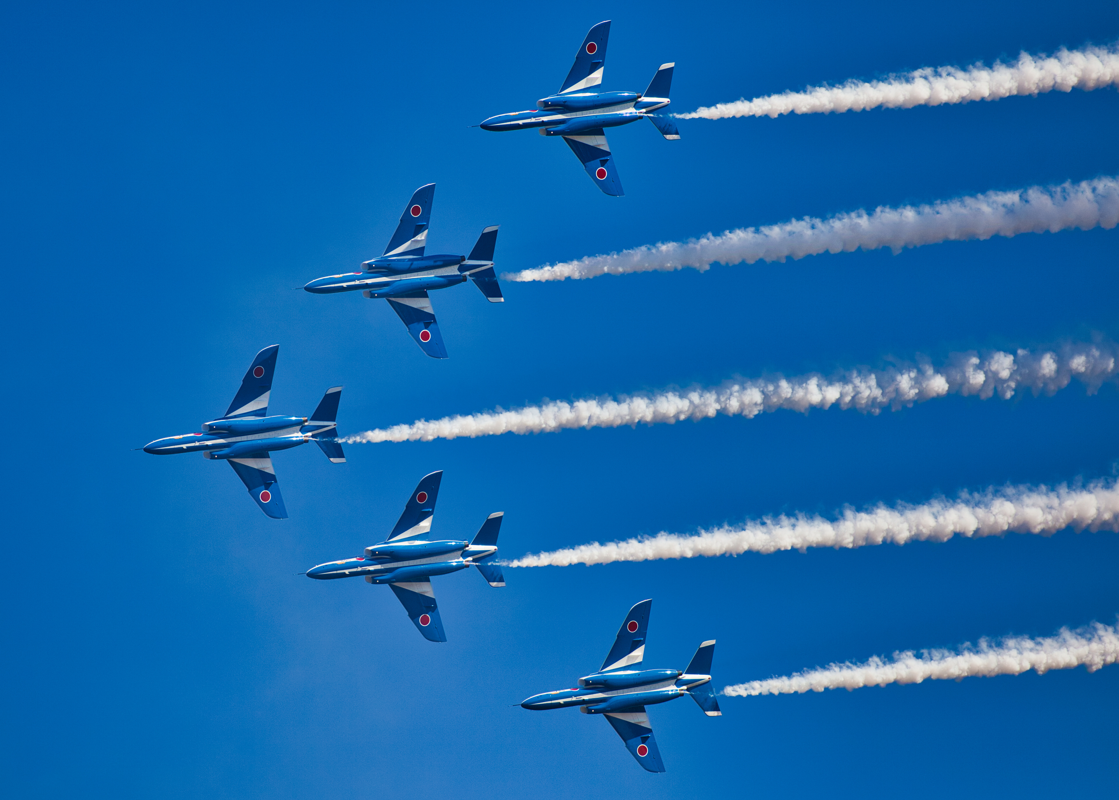 ブルーインパルスによるV字隊形。 (2017.11.03 入間基地航空祭にて撮影) body: Canon EOS 5D MarkII lens: Canon EF300mm f/2.8L USM data: ISO 200 , f/2.8 , 1/6410sec