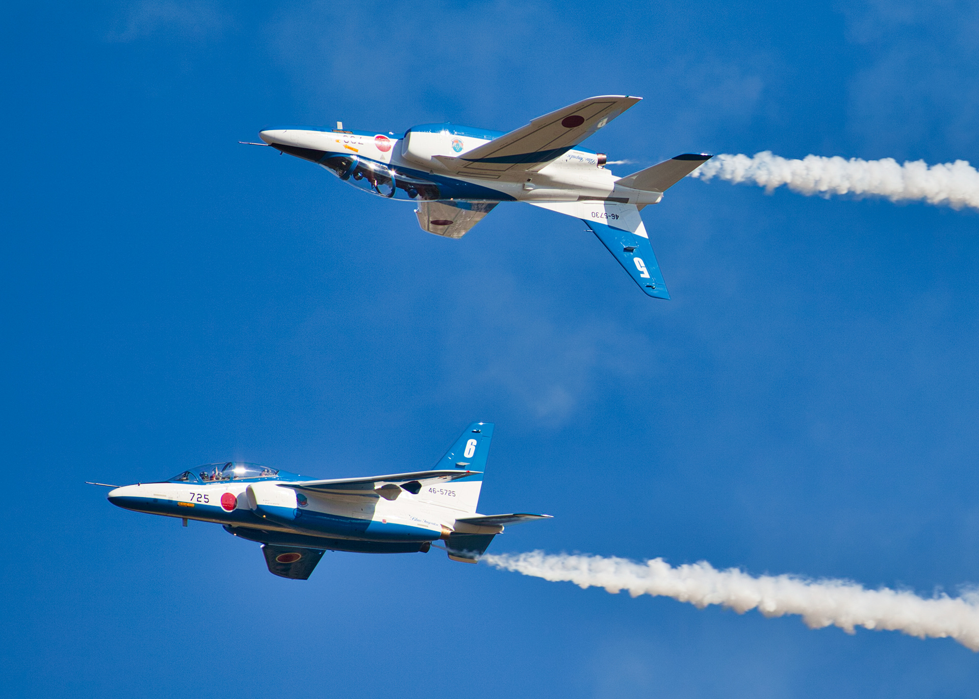 ブルーインパルスによるカリプソ①。 （2016.11.03 入間基地航空祭にて撮影）  * カリプソ： 5番機が180度ロールして 6番機と背中合わせに飛行する  body: Canon EOS 5D MarkII lens: Canon EF300mm f/2.8L USM data: ISO 200 , f/4 , 1/3200sec