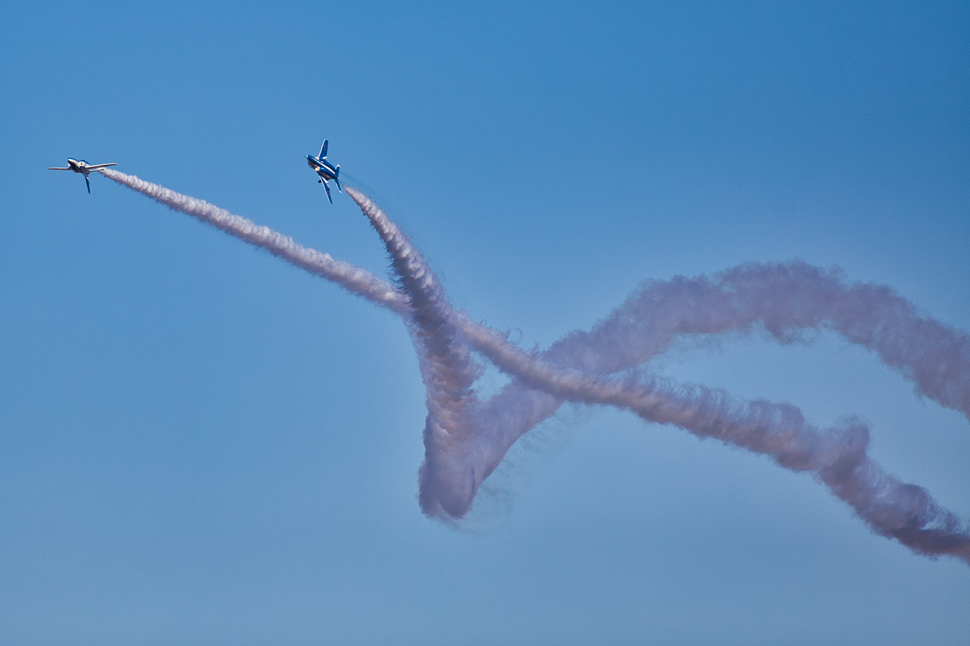 ブルーインパルスによるコークスクリュー①。 (2017.11.03 入間基地航空祭にて撮影) body: Canon EOS 5D MarkII lens: Canon EF300mm f/2.8L USM data: ISO 200 , f/3.2 , 1/8000sec
