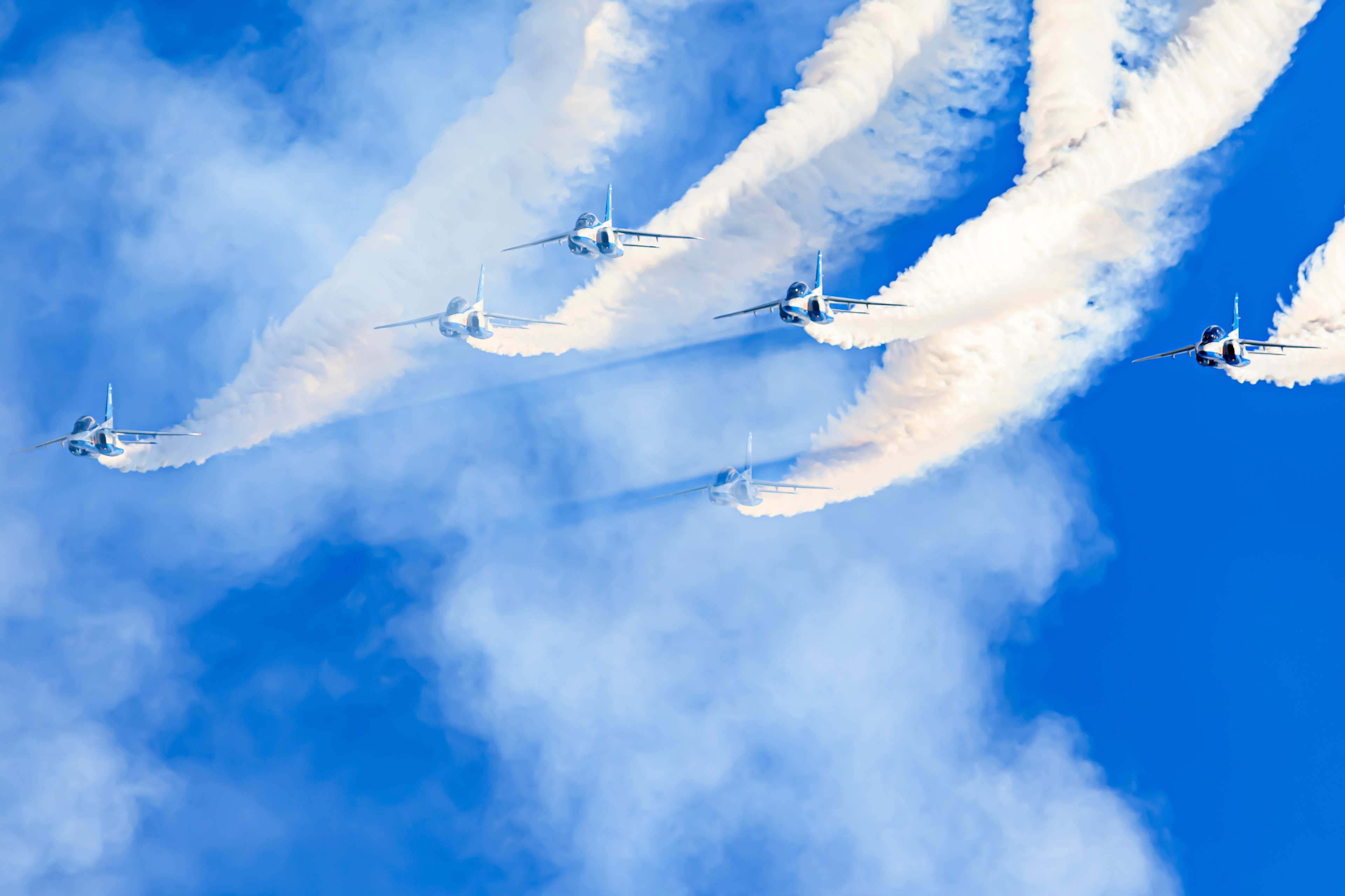 ブルーインパルスによるフェニックスループ① （2016.11.03 入間基地航空祭にて撮影）  body: Canon EOS 5D MarkII lens: Canon EF300mm f/2.8L USM + EXTENDER EF1.4 data: ISO 200 , f/5.6 , 1/2000sec