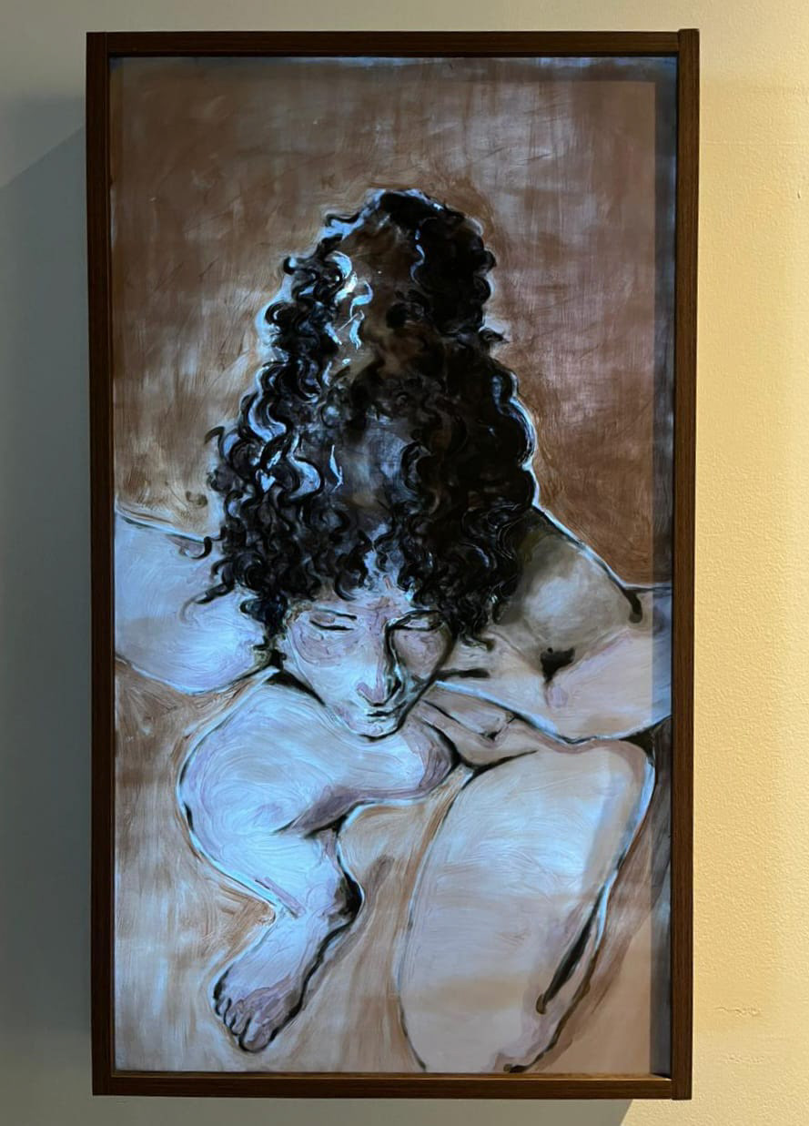 Caixa de intimidade, tem 52x93x10 e é o resultado da montagem de pintura em plástico jateado com iluminação. A luz entra como o elemento principal para mesclar as camadas da pintura, revelando uma superfície de transparência e aglutinação das cores, destacando as todas ranhuras e pinceladas. Marca a fase final do processo, onde a proximidade da relação entre modelo e artista, se consolida em amizade.