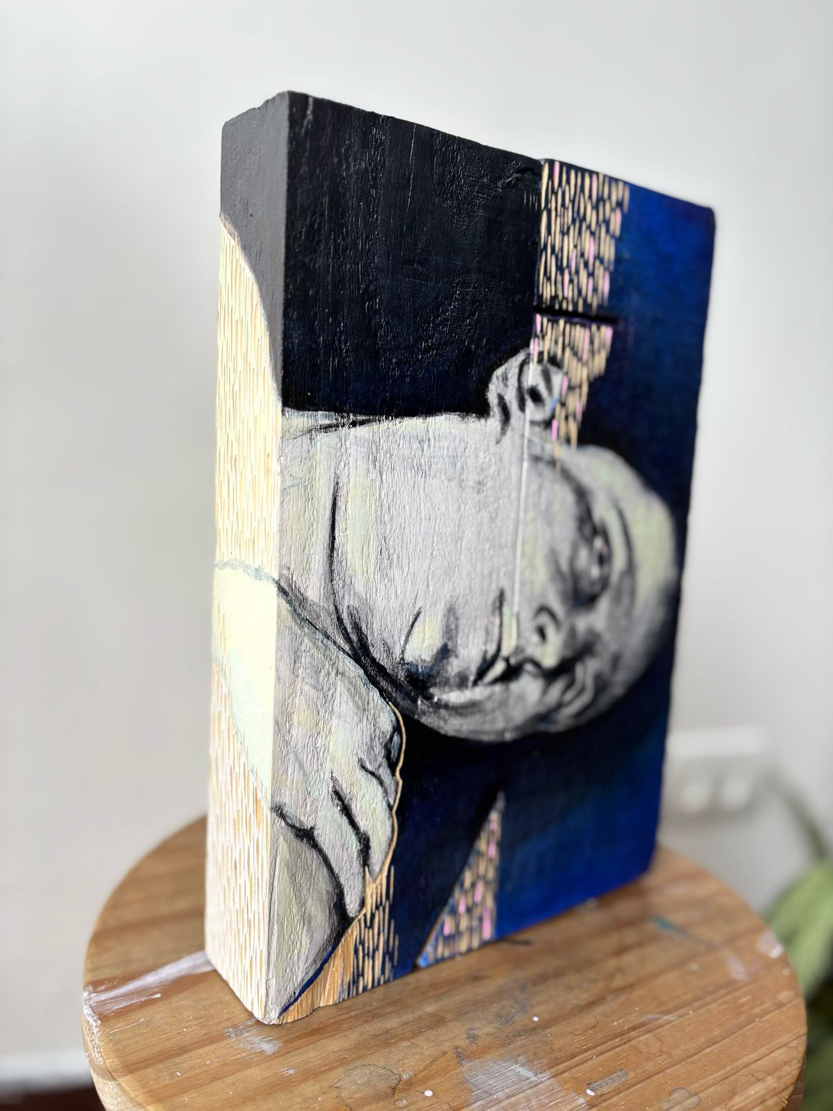 Linkedin, 2024. Acrílica, xilo, gesso, carvão vegetal e pastel oleoso sob blocos de madeira pinus. 20x33cm