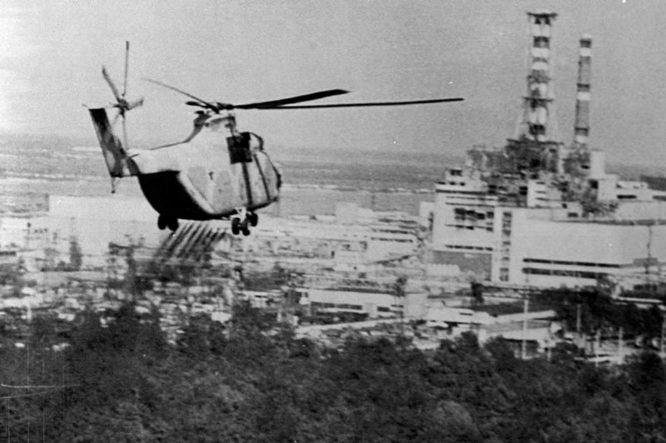 image d'archives - hélicoptère tentant de stopper la fusion du réacteur
