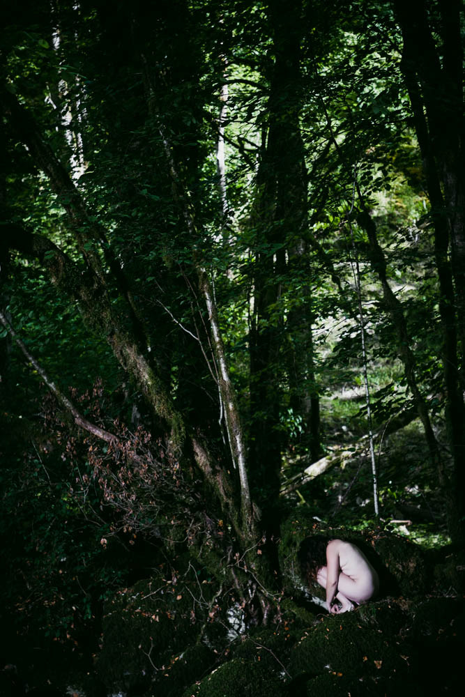 photo nu caché dans les arbres