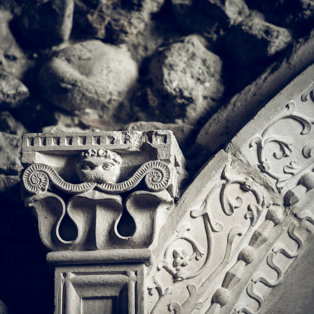 photo des détails muraux à l'église de Pérouges
