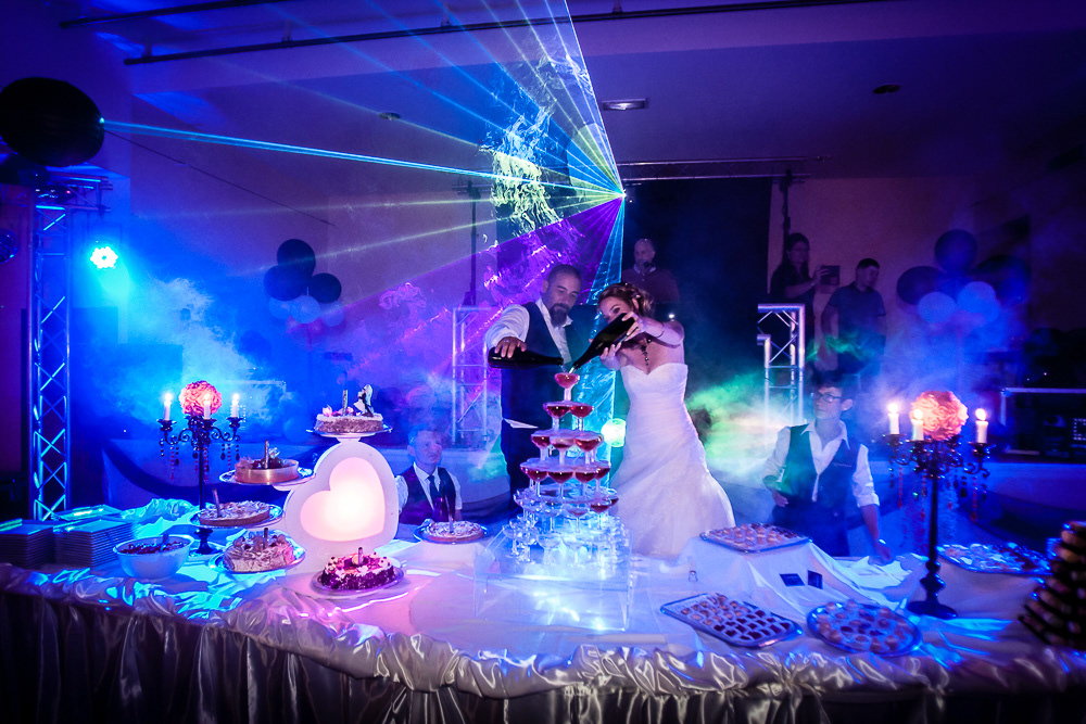 photo demariage au moment de la fontaine de champagne 