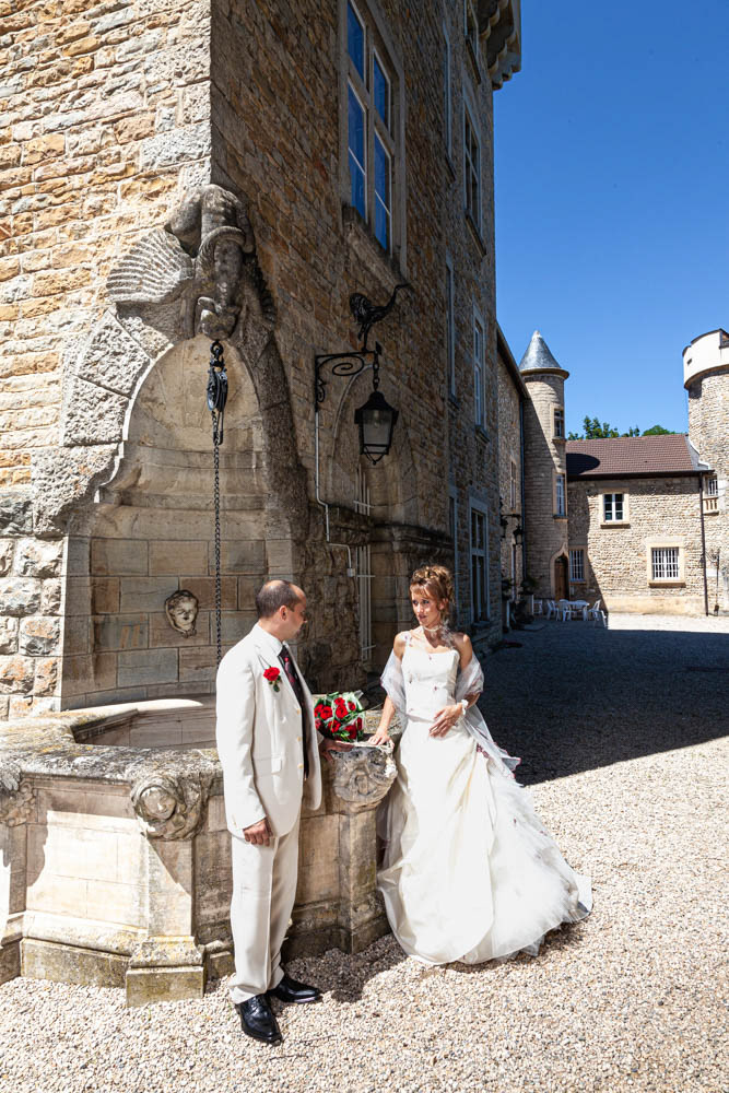 photo des Mariés devant la fontaine du château