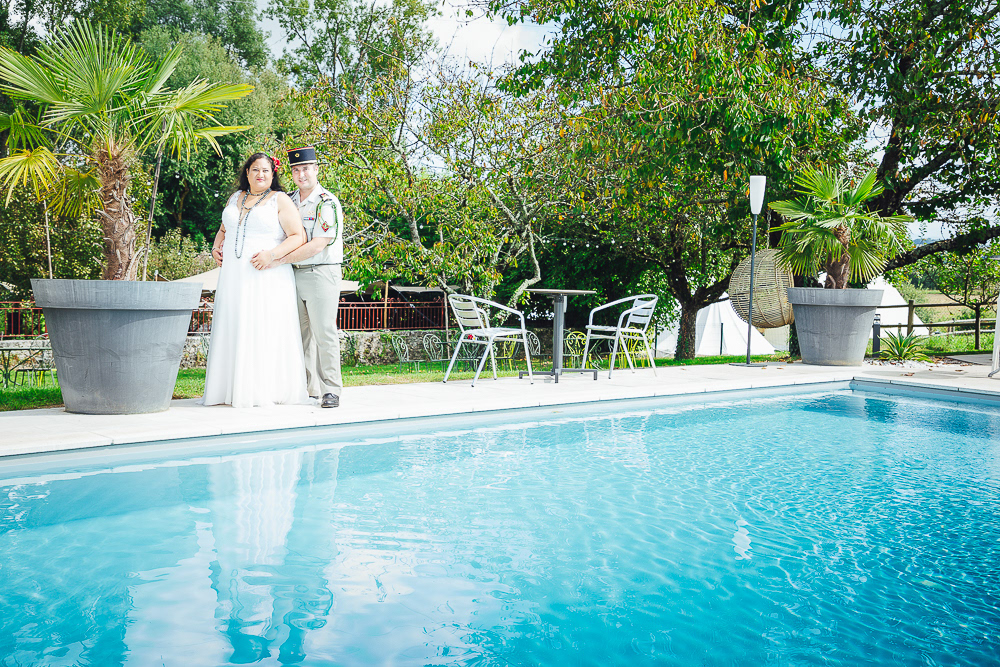 Les mariés au bord de la piscine du domaine de Suzel