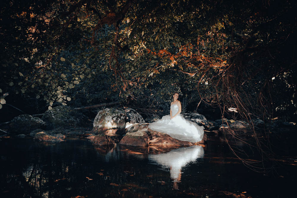photo de la mariée au bord de l'eau avec reflet dans la rivière
