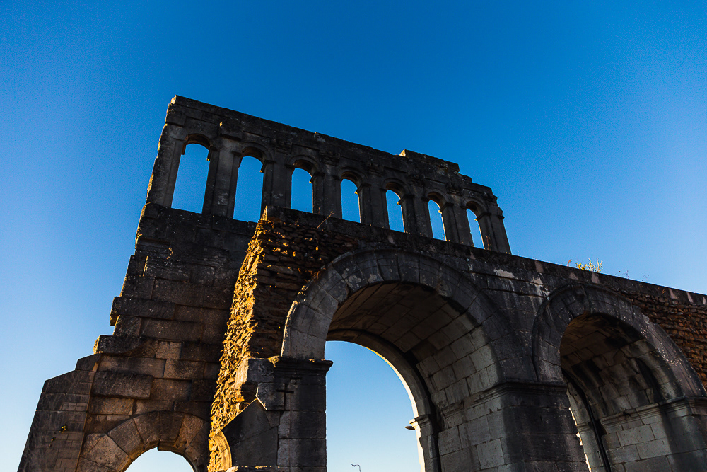 photo du soleil couchant sur la Porte d'Arroux d'Autin