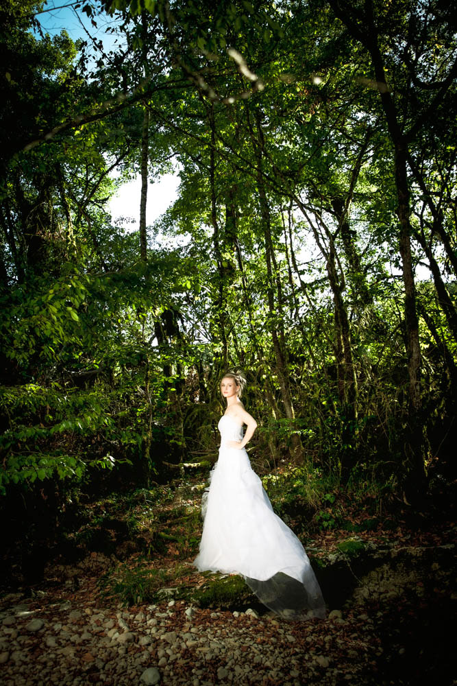 photo de la mariée dans les sous bois