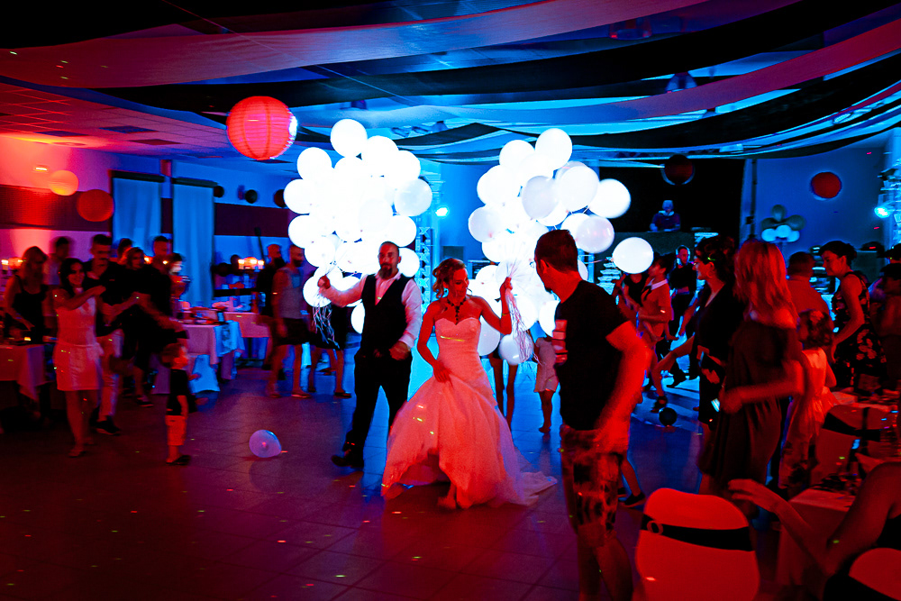 photo de la soirée de mariage préparation laché de ballons
