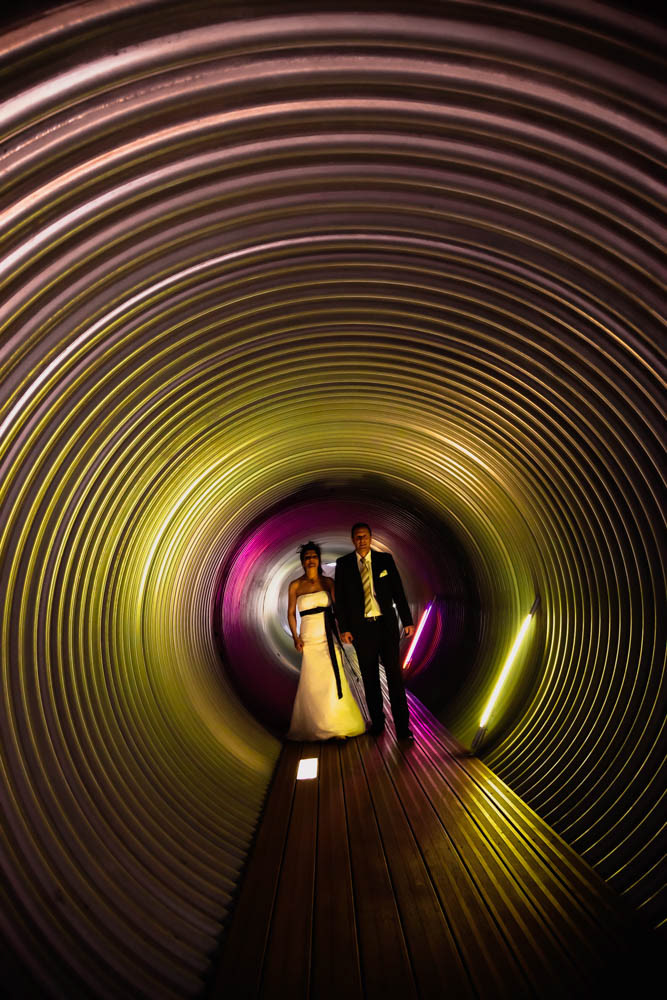 photo des mariés à Taluyers dans le tunnel d'une entreprise locale 