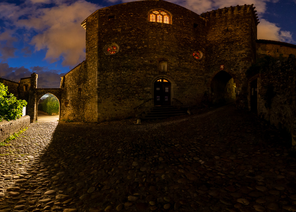 photo de la porte d'entrée et de l'église de Pérouges la nuit