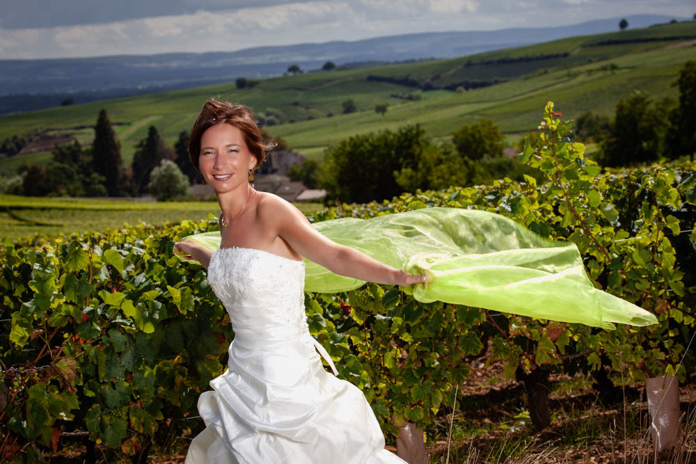 la mariée au voile vert dans les vignobles de la Côte Chalonnaise