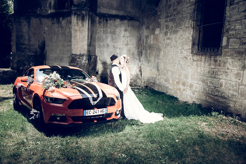 voiture  des Mariés Mustang dans le parc du cloître d'Ambronay