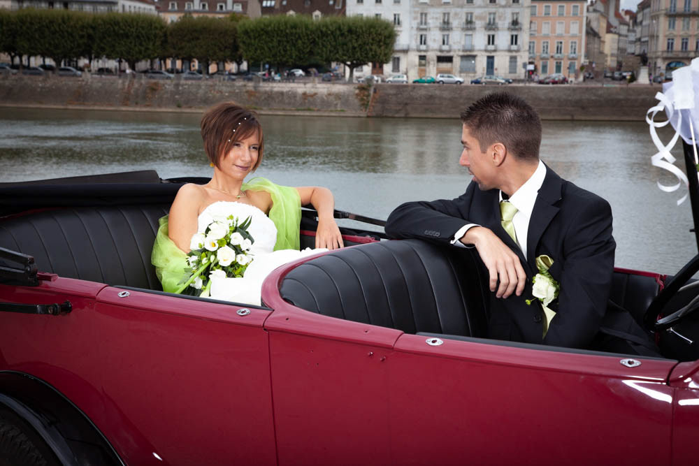 photo de mariage en voiture ancienne sur les quais de Chalon-sur-Saône  
