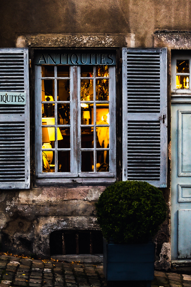 photo du magasin d'Antiquités au pied de la Cathédrale Saint-Lazare d'Autun