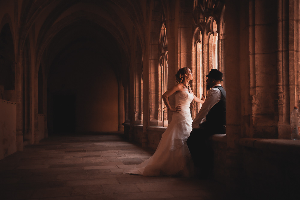 séance photo couple au cloître d'Ambronay 