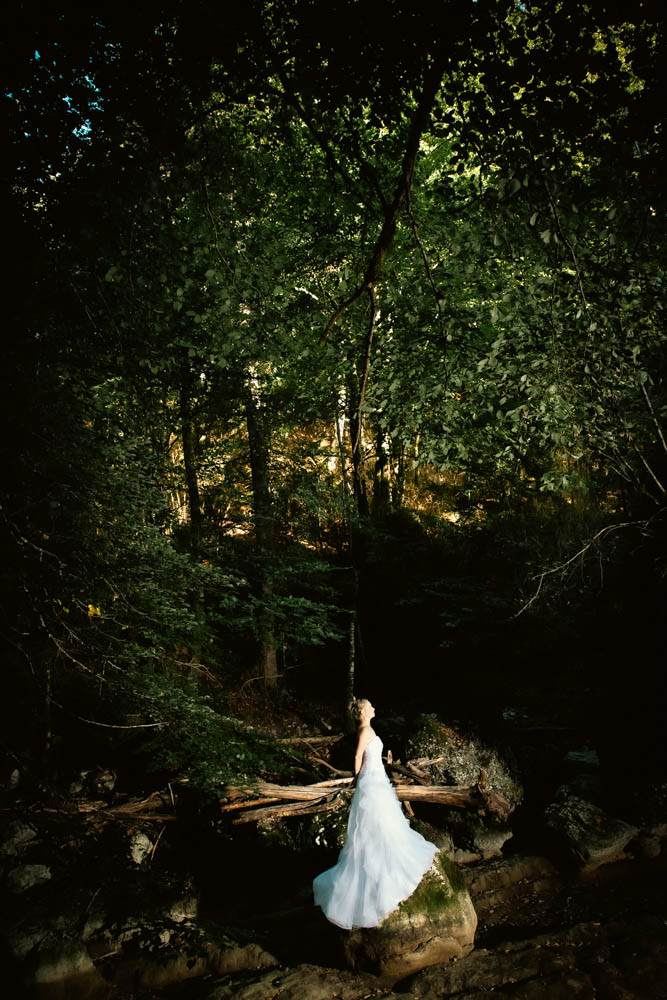 photo de la mariée au milieu des rochers 