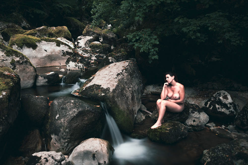 photo nu pose longue à la rivière
