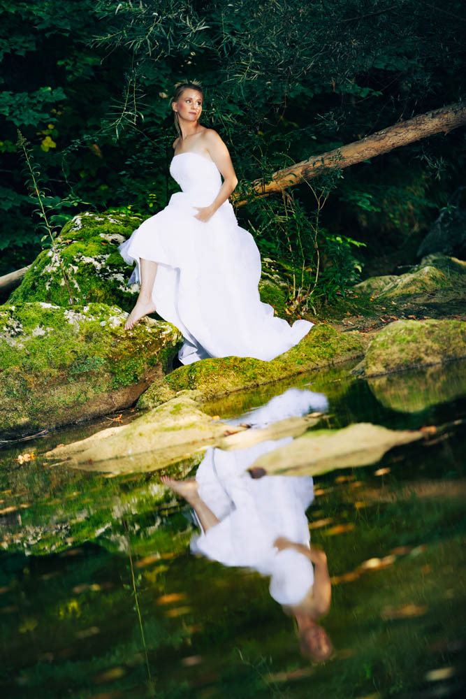 photo de la mariée pieds nus au bord de l'eau