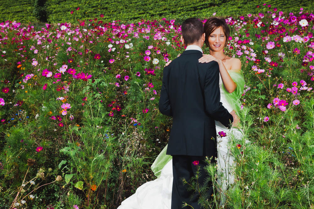 photo des Mariés au milieu des fleurs sauvages
