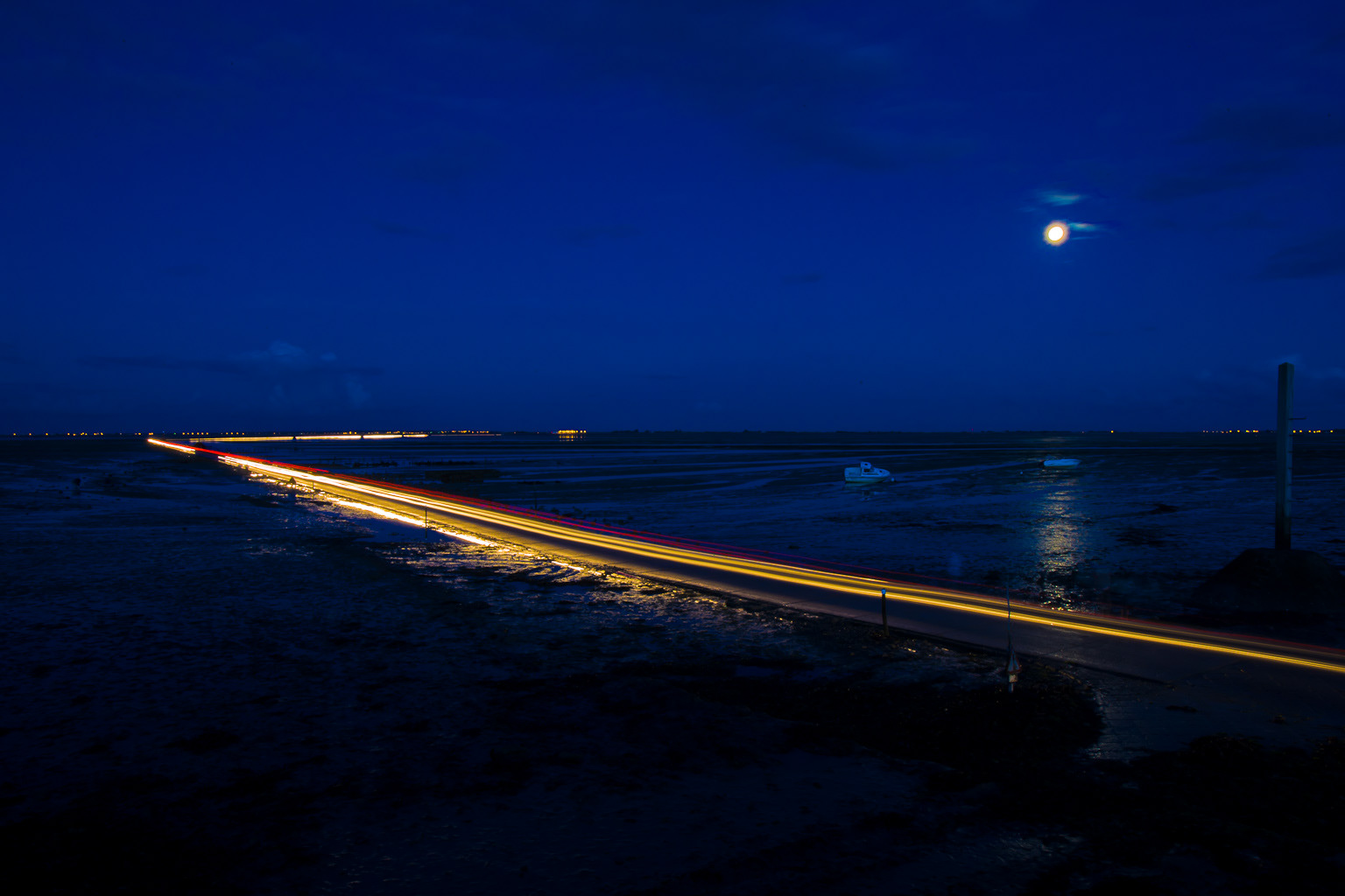 photo de nuit du passage du Gois à Noiremoutier