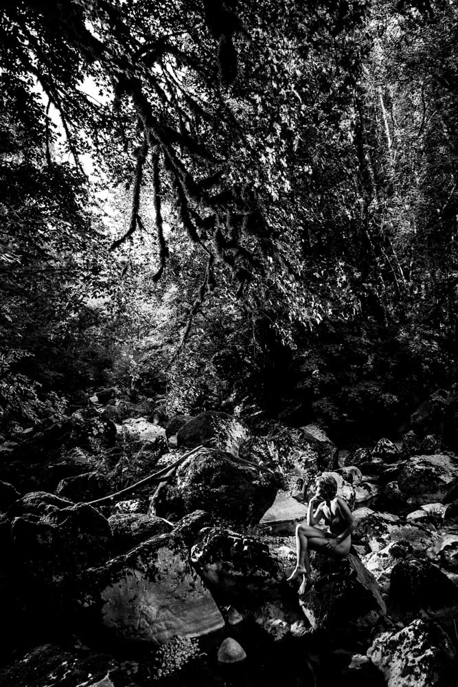 photo nu noir et blanc à la rivière