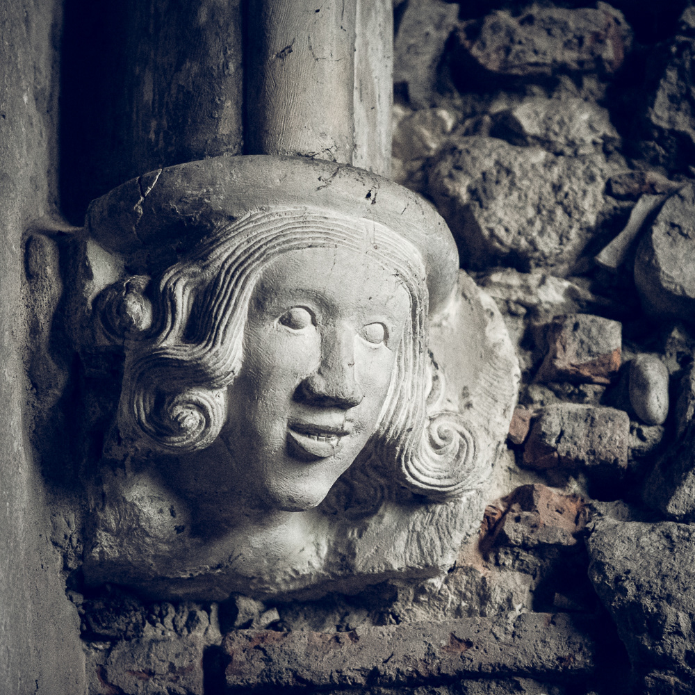 photo des détails muraux à l'église de Pérouges
