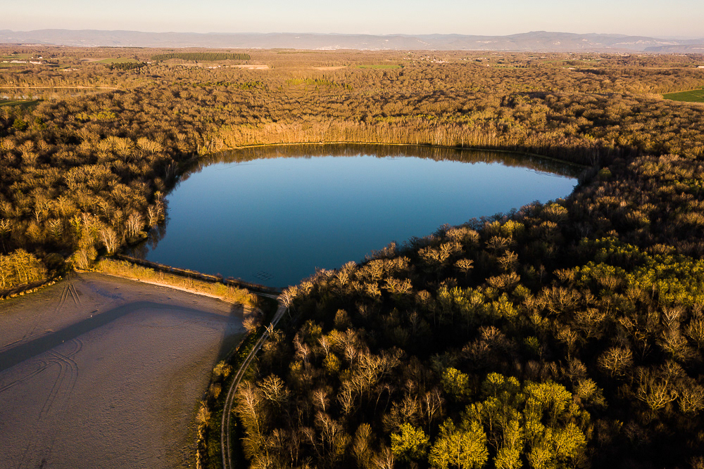 photo en vue aérienne d'un étang de la Dombes