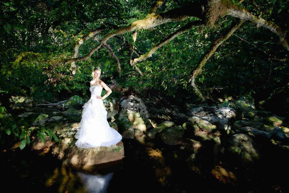 la mariée au soleil au bord de la rivière