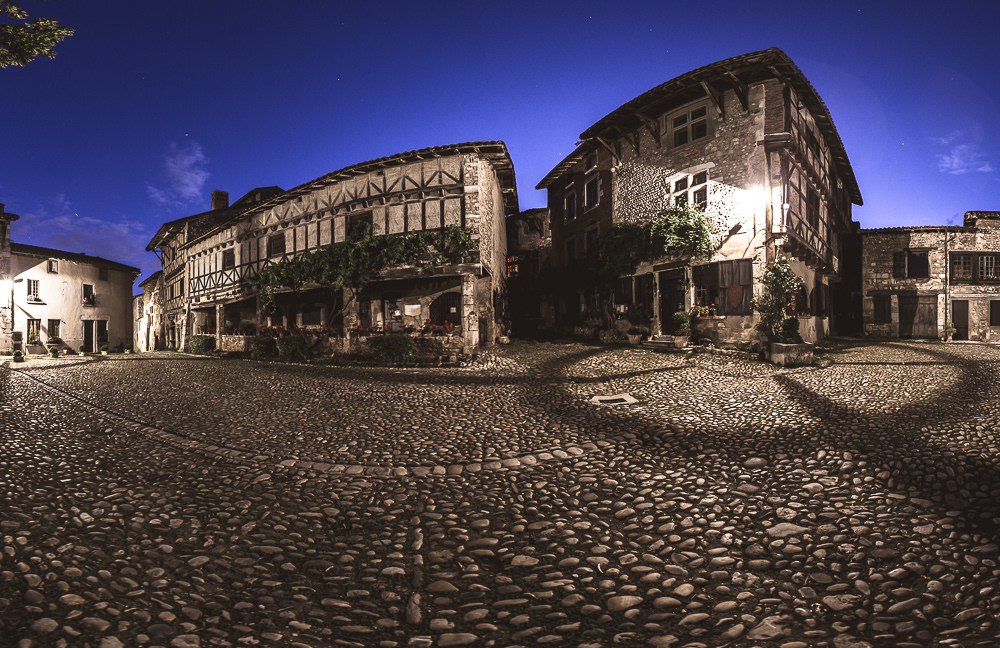 photo panoramique de la grande placeà Pérouges