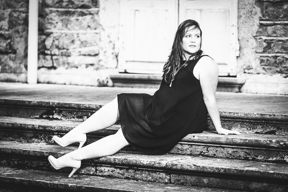 photo en noire et blanc devant la mairie d'Ambronay