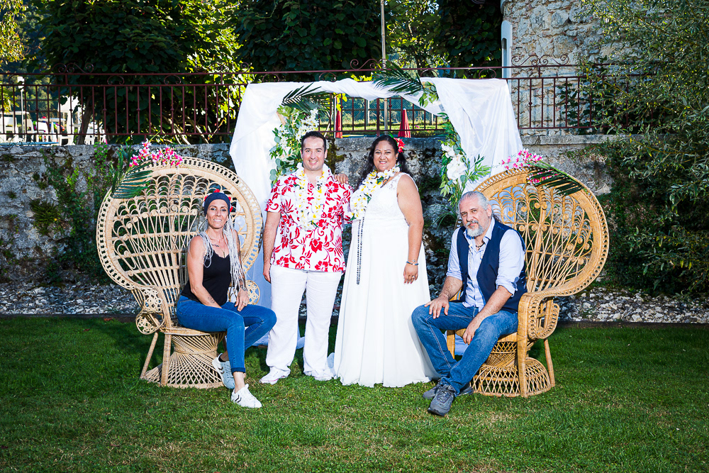 Mariés Polynésiens au Domaine de Suzel avec les photographes Titophoto sur fauteuils Emmanuels