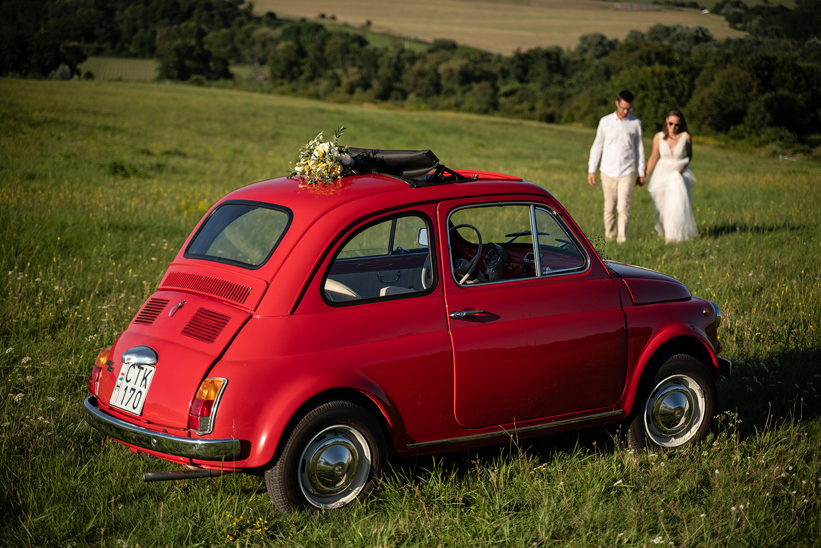 Retro Fiat 500 egy vidéki tájon Herendnél kreatív esküvői fotón