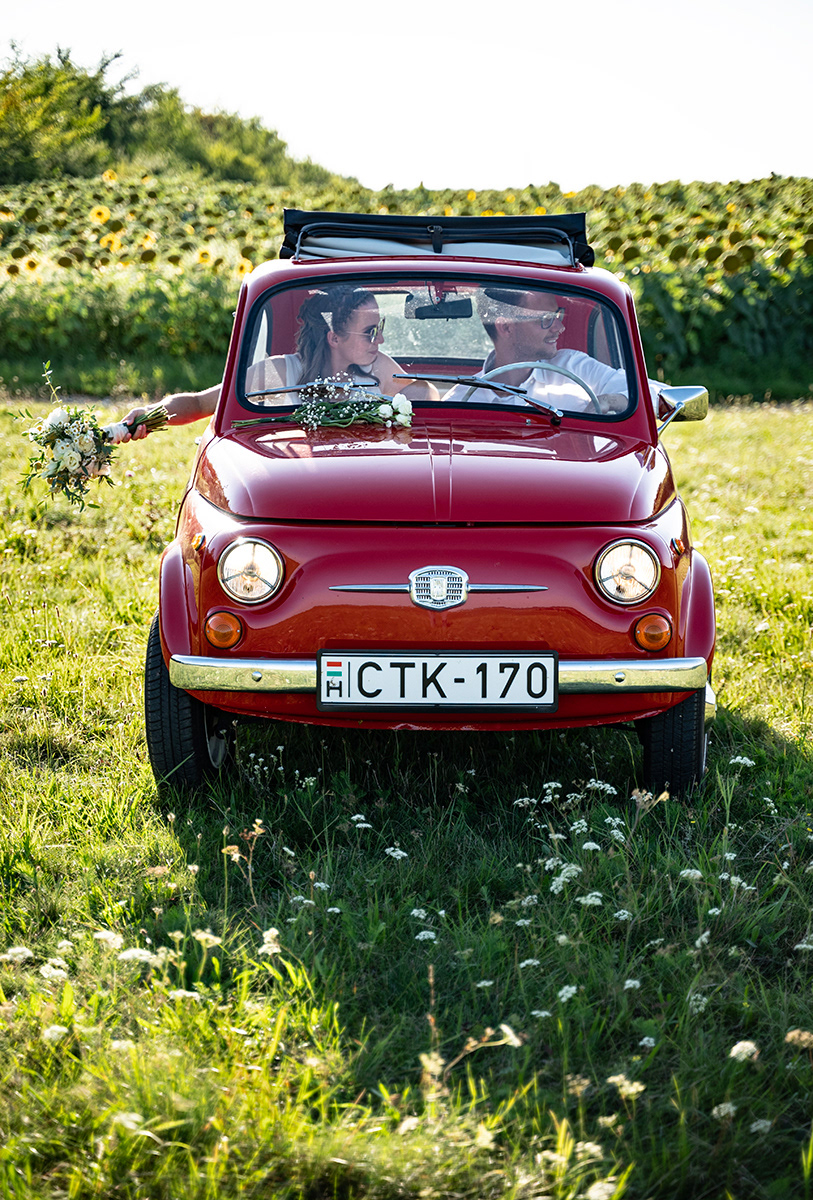Kreatv esküvői fotó a mezőn Herend mellett Fiat 500-zal