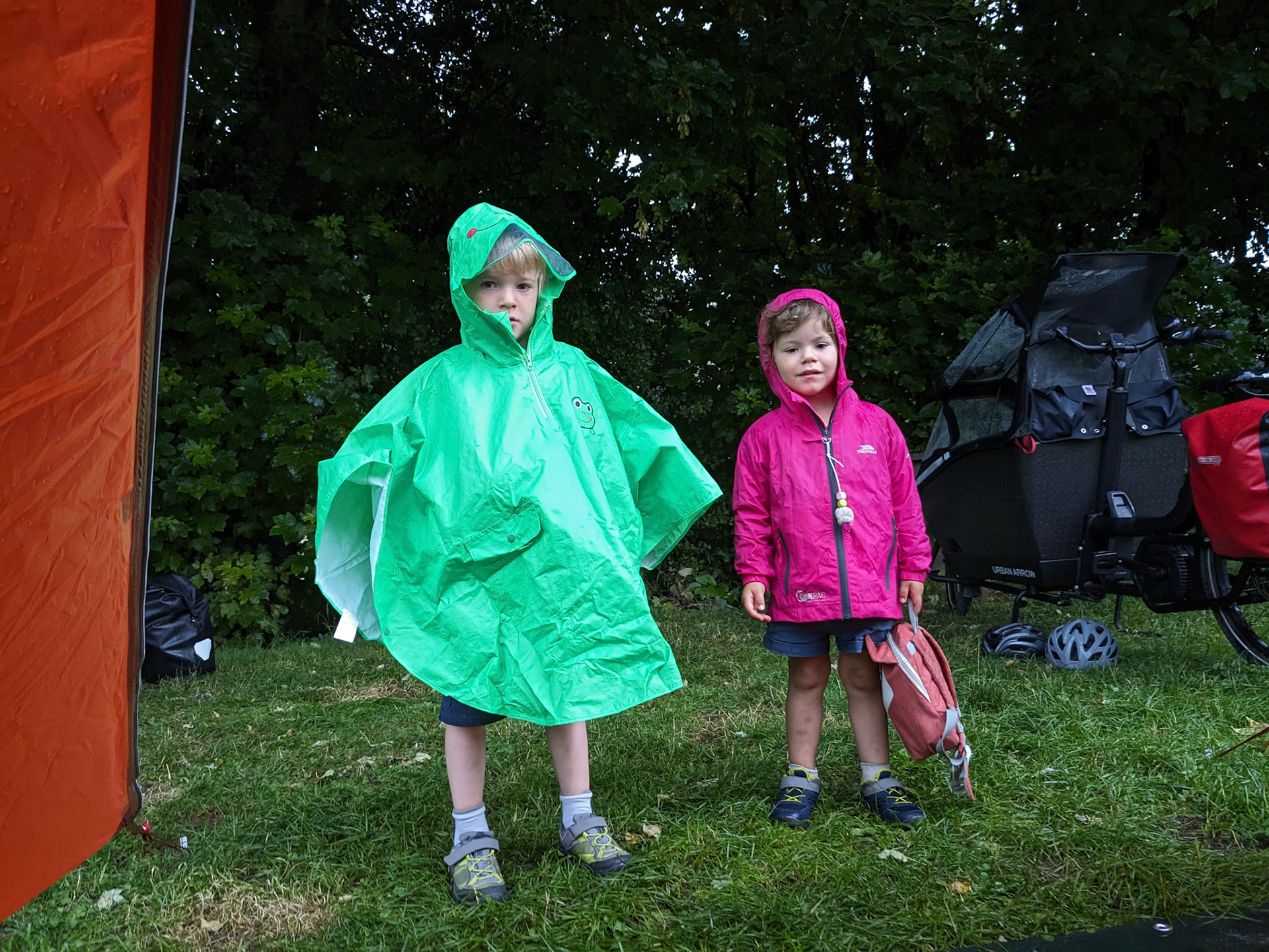 Notre premier réveil au camping. Ce matin, il pleut !!