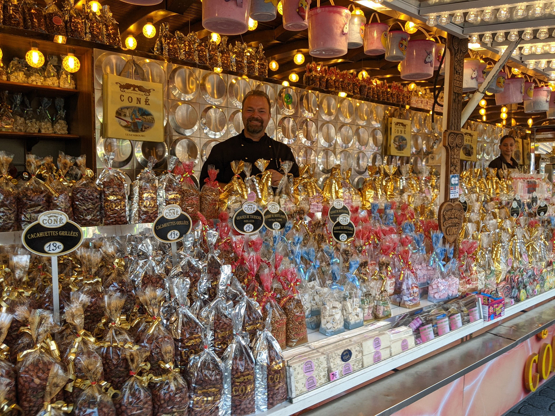 Notre bailleur est sur les lieux, évidemment. Il est confiseur / forain professionnel. Coné. Son stand est certainement le plus imposant du parc. C'est un grand moment de l'année pour lui