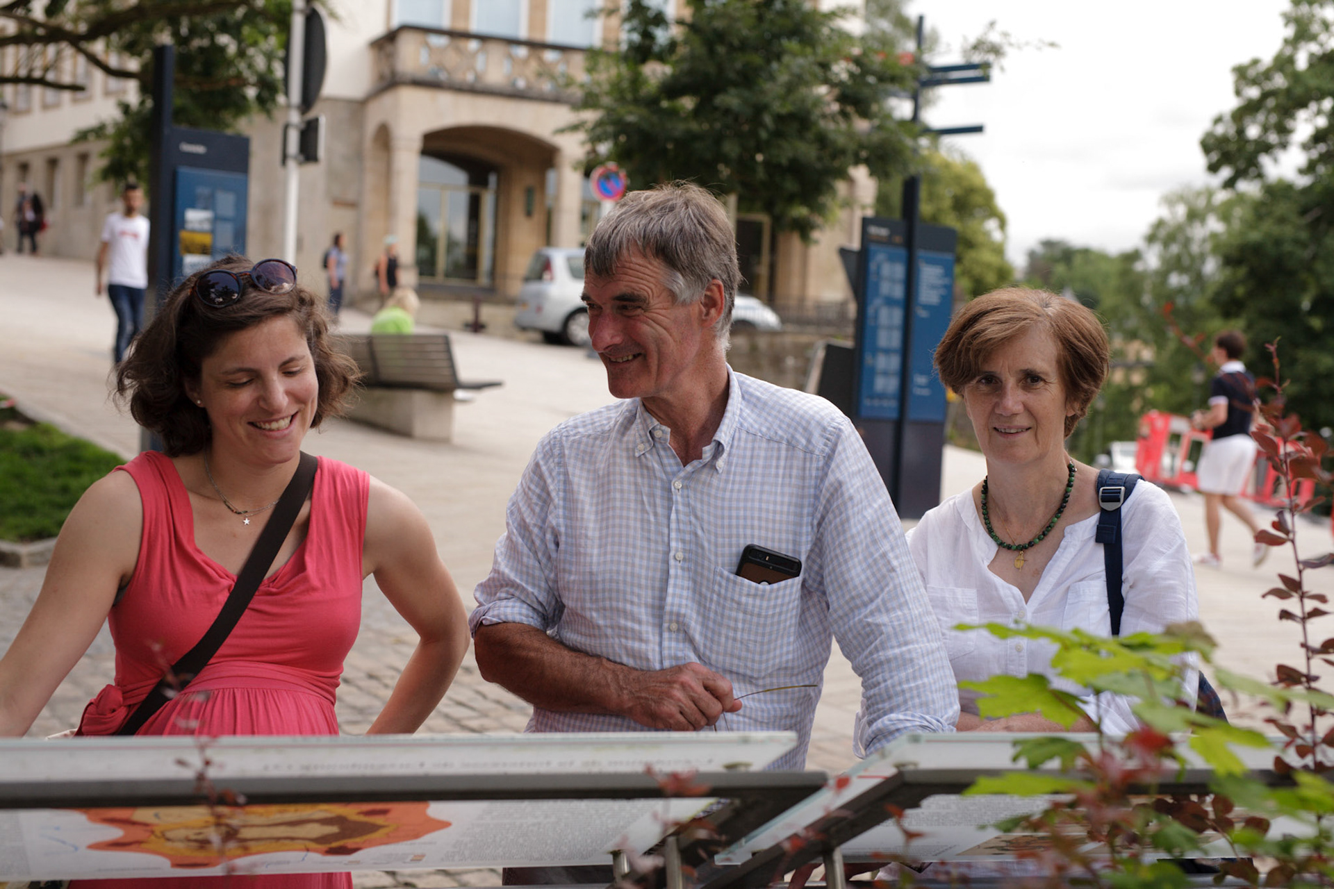 Odile et Luc viennent nous rendre visite et nous visitons Luxembourg. Ils sont en train de lire un panneau touristique.