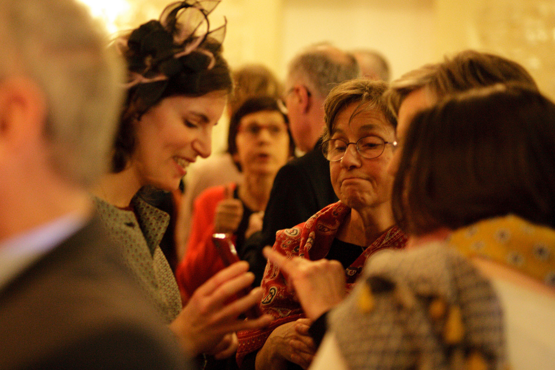 C'est sans aucun doute bebe Augustin sur le telephone !