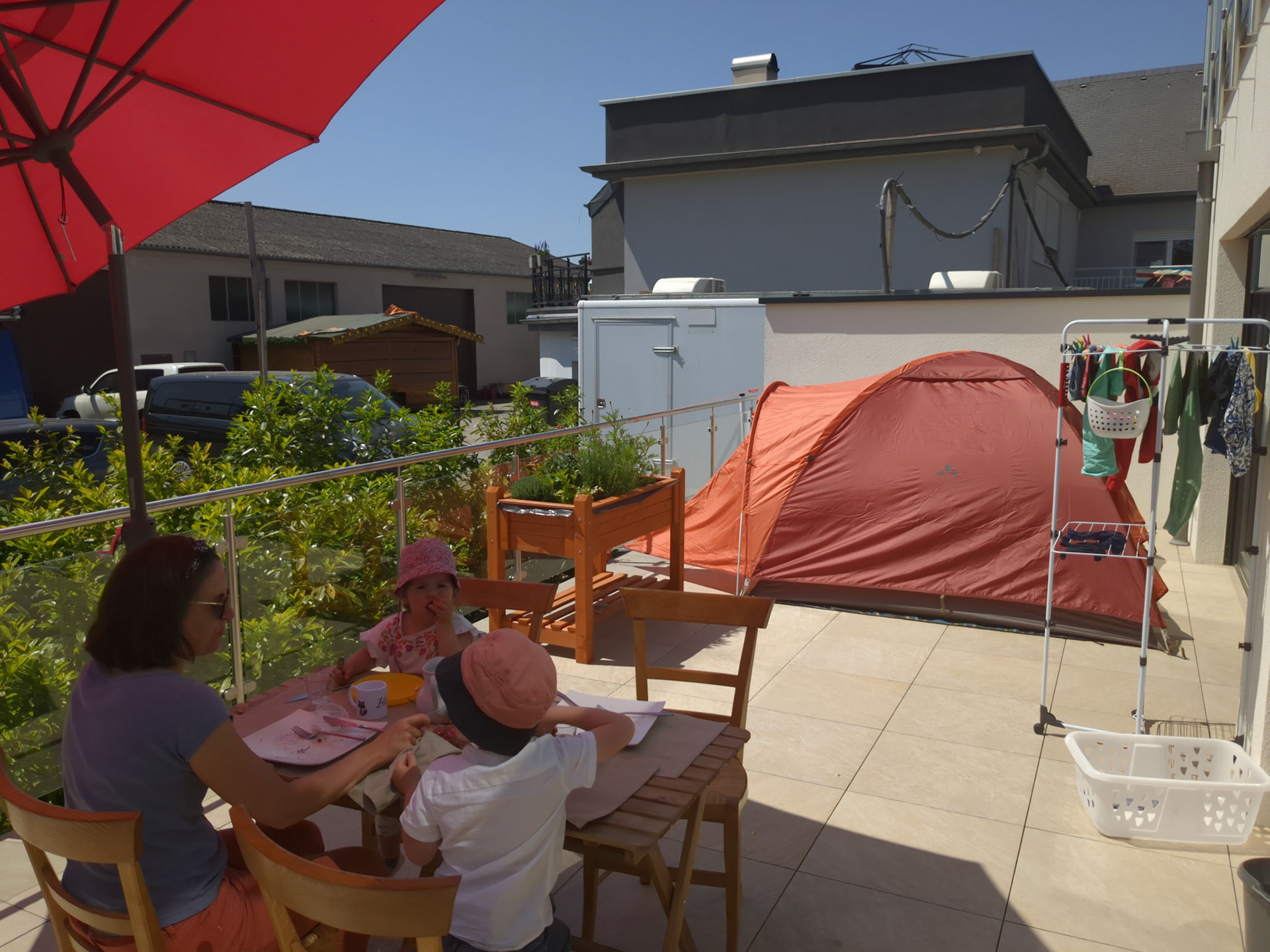 Nous testons notre nouvelle tente pour la première fois, sur notre balcon de Bertrange