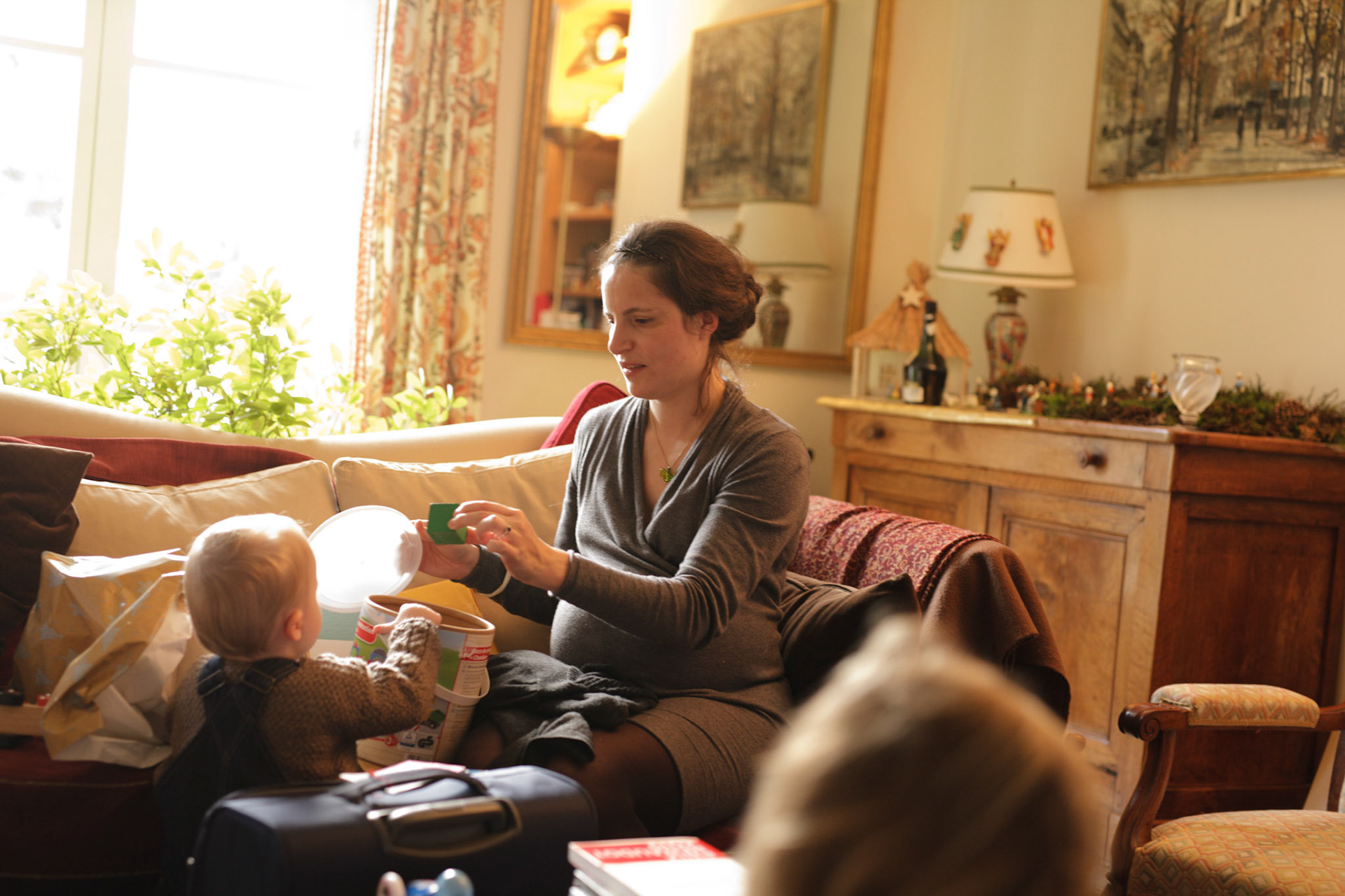 Augustin reçoit une boîte de pièces en bois