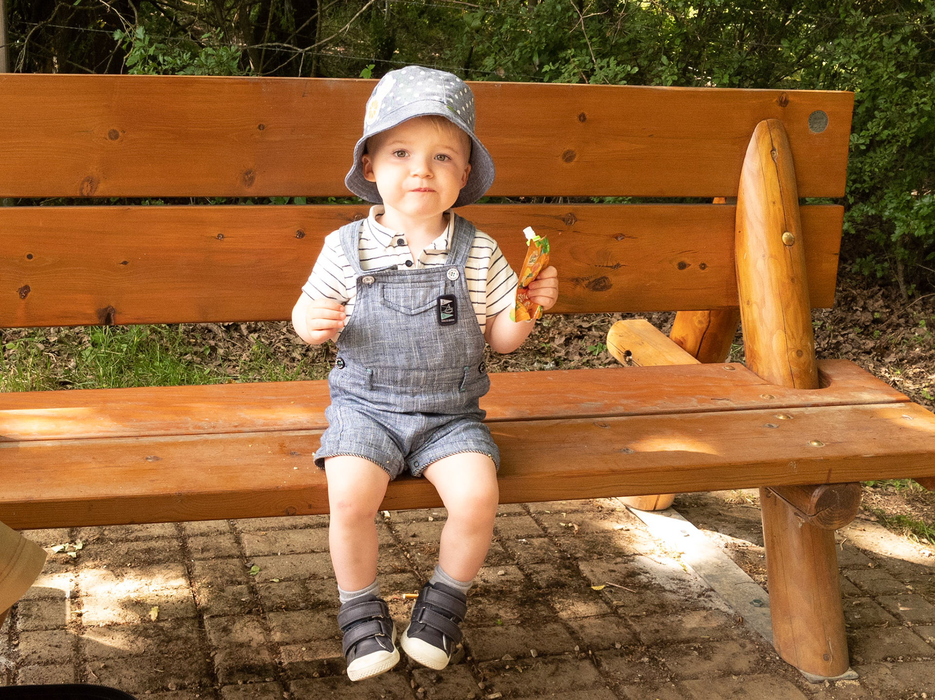 Augustin trotinne et se débrouille. Promenade de printemps derrière Belval. Il y a une piste cyclable agréable qui serpente dans les pâturages.