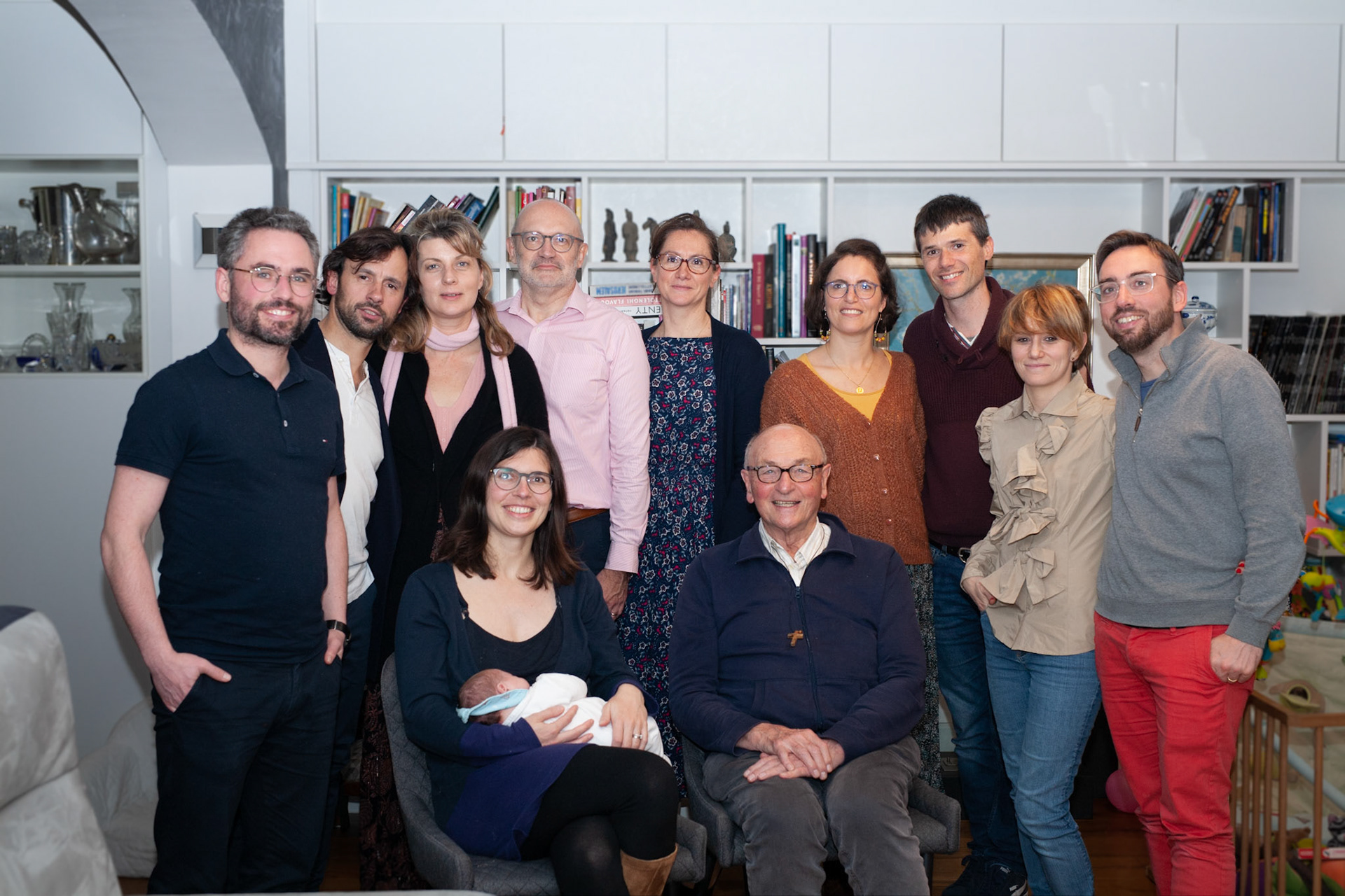 équipe END 2022 2023 Julien, JB, Marianne, François, Marie-Liesse, Gabrielle, Adrien, Caroline, Antoine. Au premier rang, Marie (Timothé) et le Père Jacques.